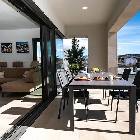 Luxury With Heated Pool * Traù