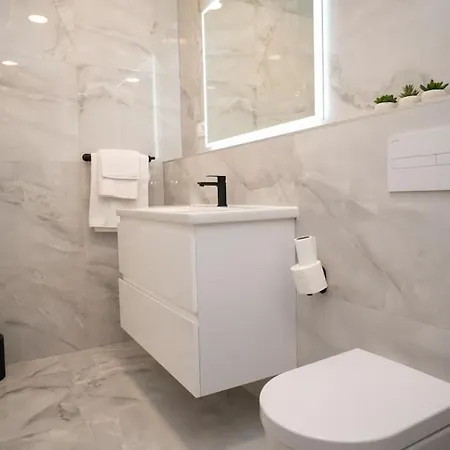 Luxury With Heated Pool * Traù