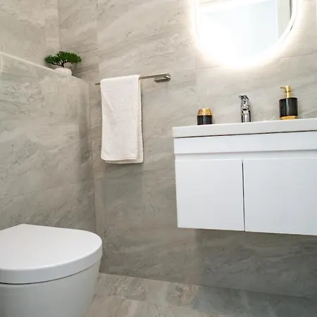 Luxury With Heated Pool Apartment *